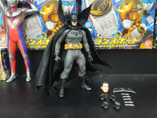 Mua bán MEZCO BATMAN ASCENDING KNIGHT (NOBOX, NHƯ HÌNH)